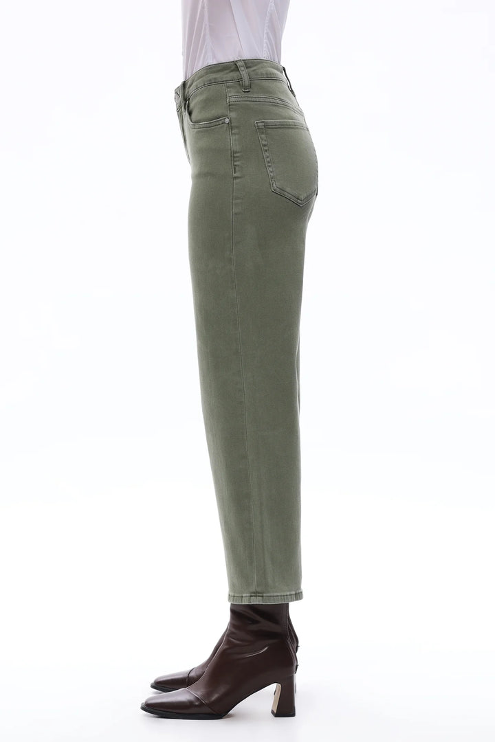 Bella Mid-rise crop straight leg pant in Green