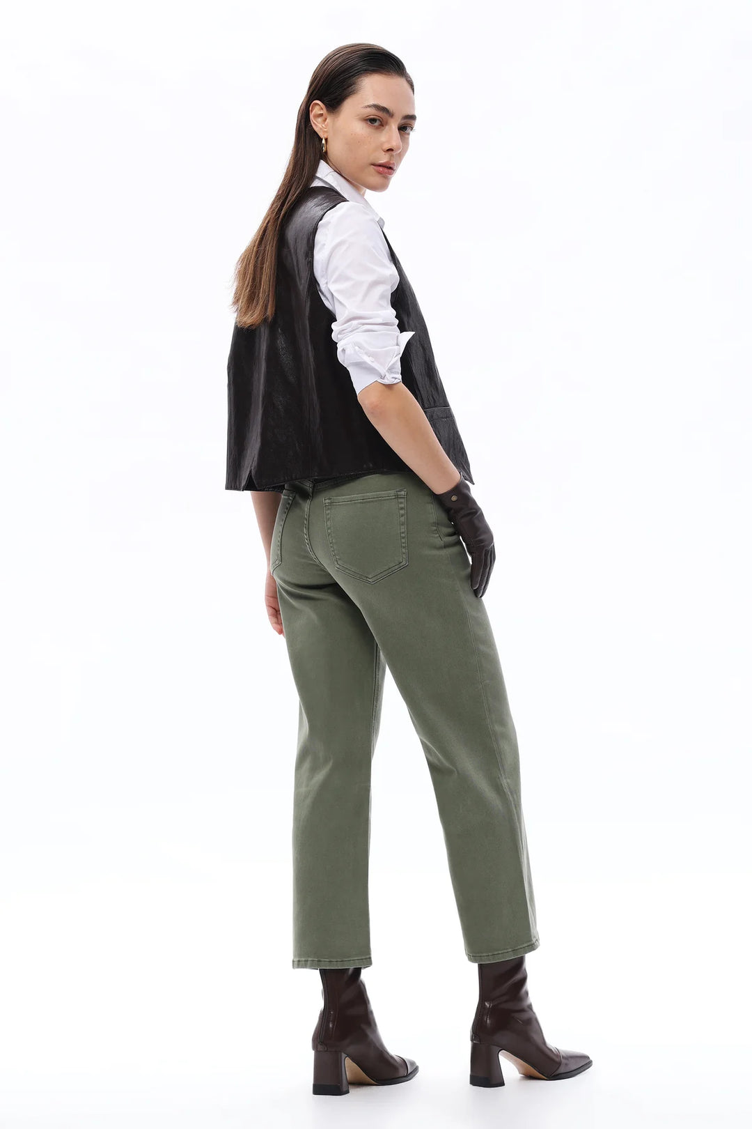 Bella Mid-rise crop straight leg pant in Green