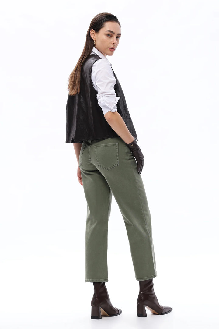 Bella Mid-rise crop straight leg pant in Green