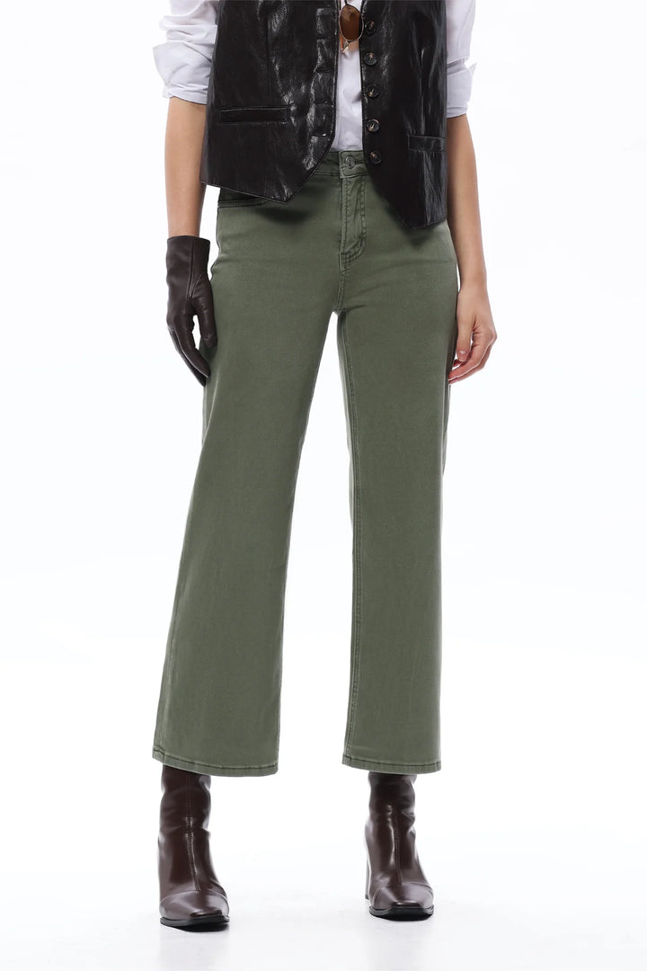 Bella Mid-rise crop straight leg pant in Green